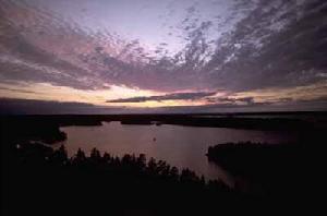 晨曦照亮沃亞哲斯國家公園湖泊上方的天空