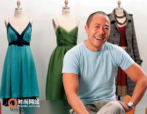 （圖）在工作間裡的Derek Lam