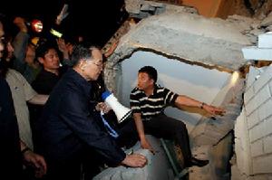 汶川大地震溫總理在向被困人員喊話