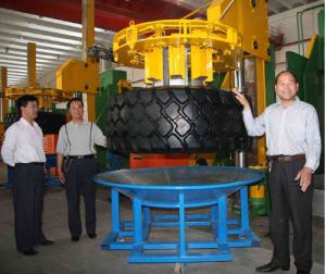 宋文廣（右一）在興源集團全鋼工程子午線輪胎成功下線現場
