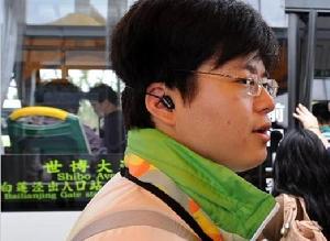 2010年5月17日,上海世博會志願者祝越在引導遊客乘車。