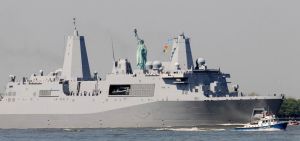 5月25日，在美國紐約，參加紐約艦隊周的美國海軍“紐約號”兩棲登入艦從自由女神像前駛過。