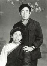 1982年羅布江村畢業留校時與母親留影