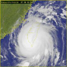 颱風尼伯特登入台灣時的衛星雲圖