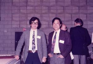 （圖）沈世達博士(右)與李遠哲教授在國際分子束技術研討會上