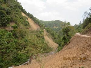 岔箐村境內尼姑河及公路