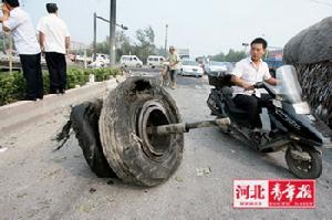 貨車的車輪被炸飛到十幾米外