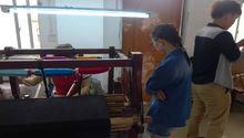 靖西縣壯錦廠工人正在織錦