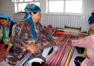 婦女在用“獨康”編織“帕拉孜”