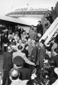 1955年4月16日上午，周恩來總理乘專機抵達新加坡加冷機場。