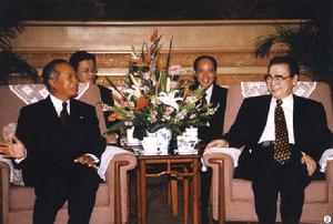 1999年6月21日，李鵬會見來訪的高棉奉辛比克黨主席、國民議會議長拉那烈。　