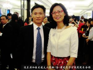 波蘭共和國大使夫人蘇姍 金-霍米茨卡與劉志傑院長合影