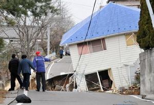 日本福島路面產生巨大裂口致房屋陷落