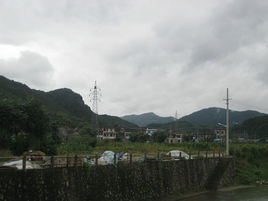 許岩村