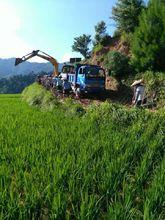 本村婦女在搶修道路