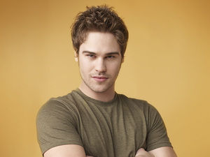 Grey Damon 飾 Brian