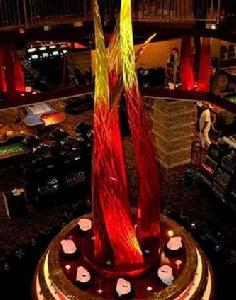“火湖”的“火焰” 在美國俄克拉何馬州的這家名為“火湖”的大賭場內，矗立著一束兩層樓高、玻璃打造的“火焰”。 