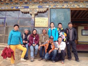 光伏協會及科普部、互動百科的同行人員與藏醫院工作人員一起