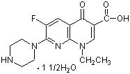 依諾沙星倍半水合物