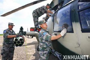 陸航團機務人員在認真保養參演直升機