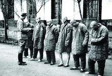 被俘虜的日軍官兵在收容所里接受早點名