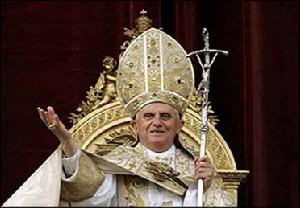 教皇與其手中扭曲的十字架