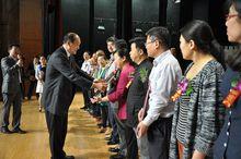 聯盟理事長劉延申教授為各會員學校代表授牌