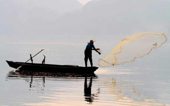 捕魚人撒網