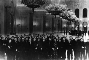 1952年12月，去奧地利維也納參加第二次世界人民保衛和平大會的中國代表團途經蘇聯莫斯科時在克里姆林宮內參觀。前排左四起：張瀾、賀綠汀、沈鈞儒。