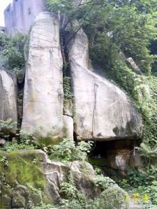 烏山峰上有“霹靂岩”