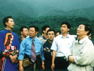 1999年9月7日，國務院總理朱鎔基視察茂縣大溝小流域生態示範區