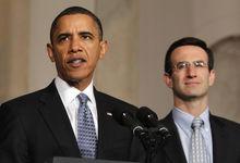 歐巴馬和皮特·奧斯扎格在白宮發表預算演講