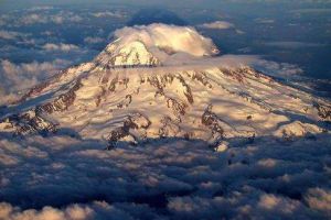 瑞尼爾火山[美國]