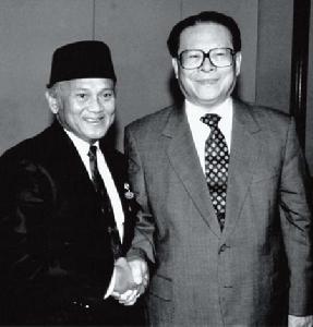 1998年11月17日，中國國家主席江澤民在吉隆坡會見前來出席亞太經濟合作組織第六次領導人非正式會議的印度尼西亞總統哈比比。