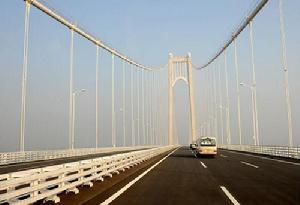 車輛行駛在南京長江第四大橋主橋