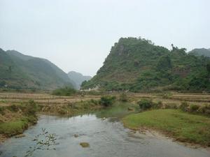 小山河流