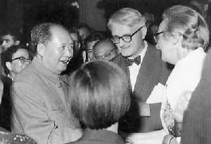 （圖）毛澤東和英國著名的科學家李約瑟及夫人交談