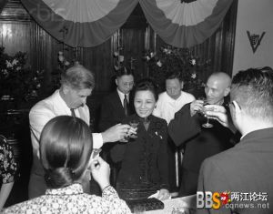 蔣介石夫婦在歡迎時任美國副總統華萊士的宴會上