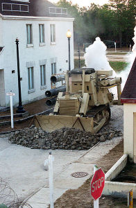 一輛D7G履帶式中型兩棲裝甲推土機（Armored bulldozer），正在訓練如何排除路障，攝於1998年1月22日的美國北卡羅萊那州的海軍陸戰隊作戰實驗室。