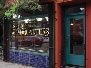 美國洛杉磯，“秘密總部”卡通書店 “秘密總部”還被熟客公認為全球最整潔、最友善的一家卡通書店。 在加拿大科幻作家科里·多克托羅眼中，這家小書店“舉世無雙”。
