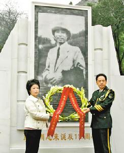 《周恩來在重慶》劇中周恩來、鄧穎超的扮演者劉勁和黃薇獻上花環。