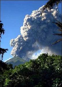 （圖）7月10日，印度尼西亞甘穆克諾拉火山爆發