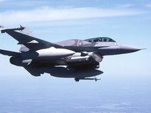 採用了保形油箱的美制F-16戰鬥機