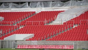 河岸球場共有5萬個觀眾席位，座椅均為紅色，為巴甲豪門國際隊主色。