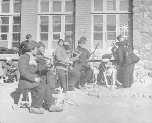 （圖）1946年4月，華北聯大的學生樂隊正在排練