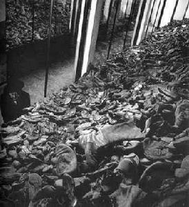 奧斯維辛集中營中堆積如山的遇難者遺物