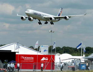 （圖）在做飛行表演的空中客車A340-600客機