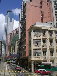 （圖）德輔道西電車路遠眺香港中聯辦大廈