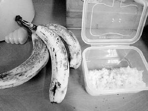 實驗第四天，“咒罵組”香蕉布滿黑斑