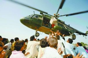 米-17在巴基斯坦災區投放生活物資